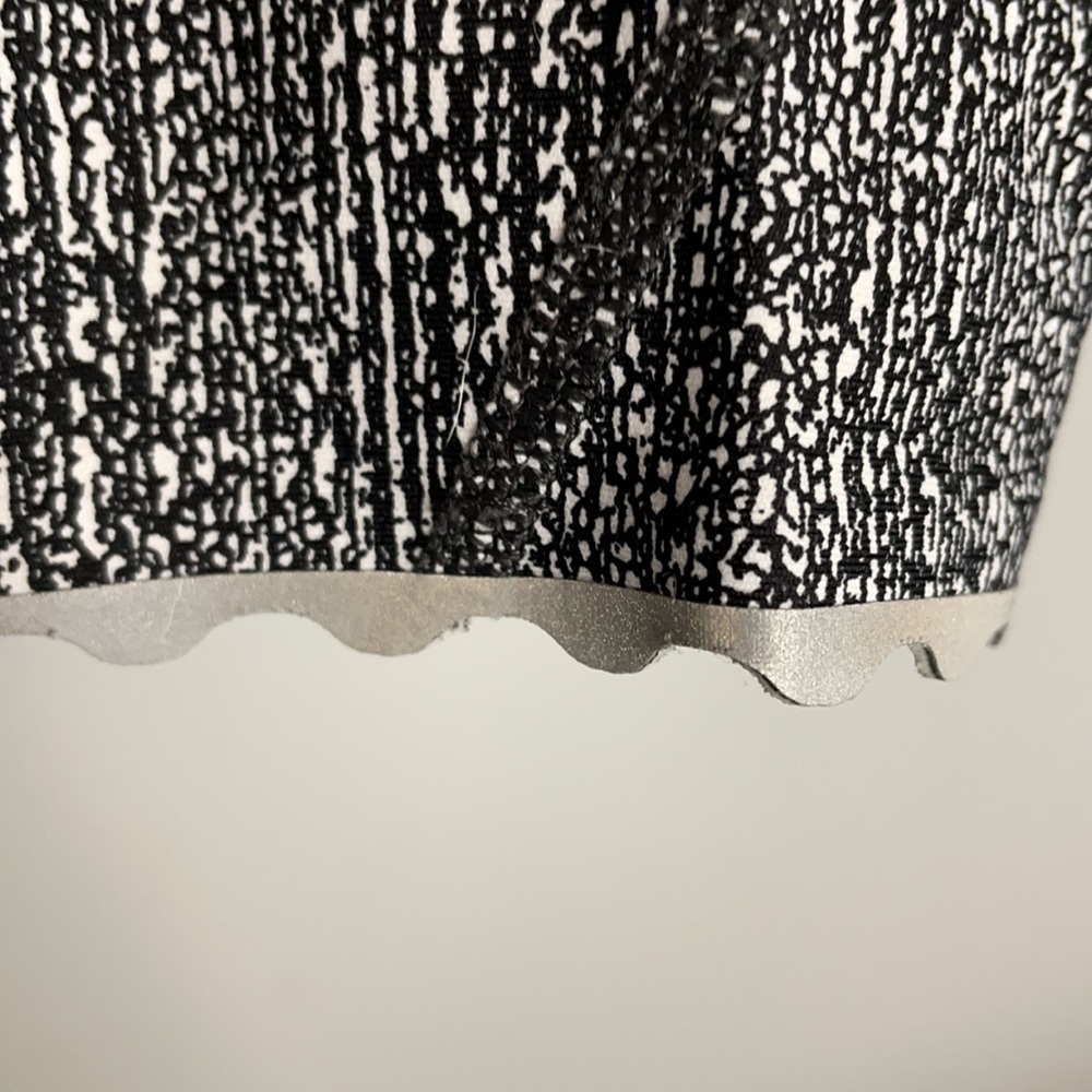Rare lululemon Black Pattern leggings with Wavy Trim Detail - Picture 9 of 11